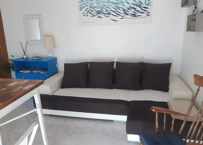 House 1 Bedroom Apartment *